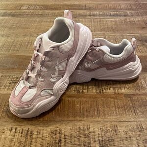 Nike Tech Hera Sneakers DR9761-600